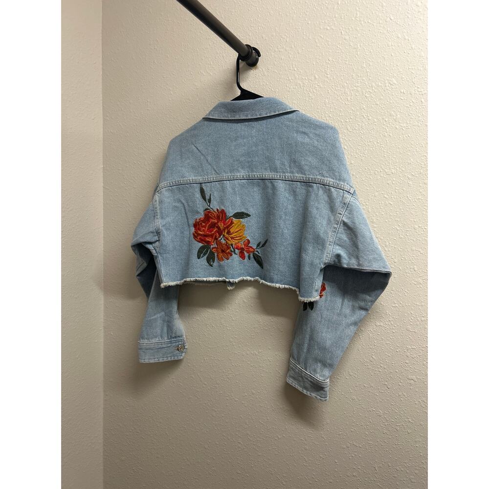 BDG urban outfitters cropped denim jacket floral embroidery jean jacket raw hem - Picture 2 of 12